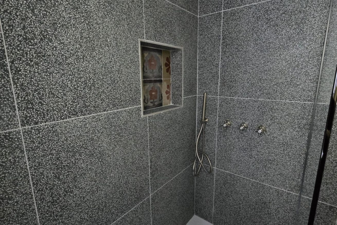Shower, shampoo
