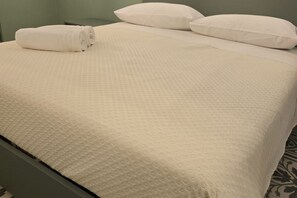 2 عدّة غرف نوم ومكواة/لوح كي