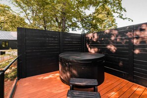 Outdoor spa tub - Birch at Arcadia Hills | Luxury Couples Cabin (New Plymouth)