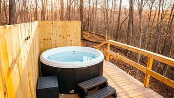 Bañera de hidromasaje al aire libre