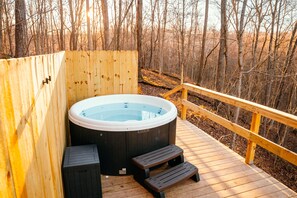 Bañera de hidromasaje al aire libre