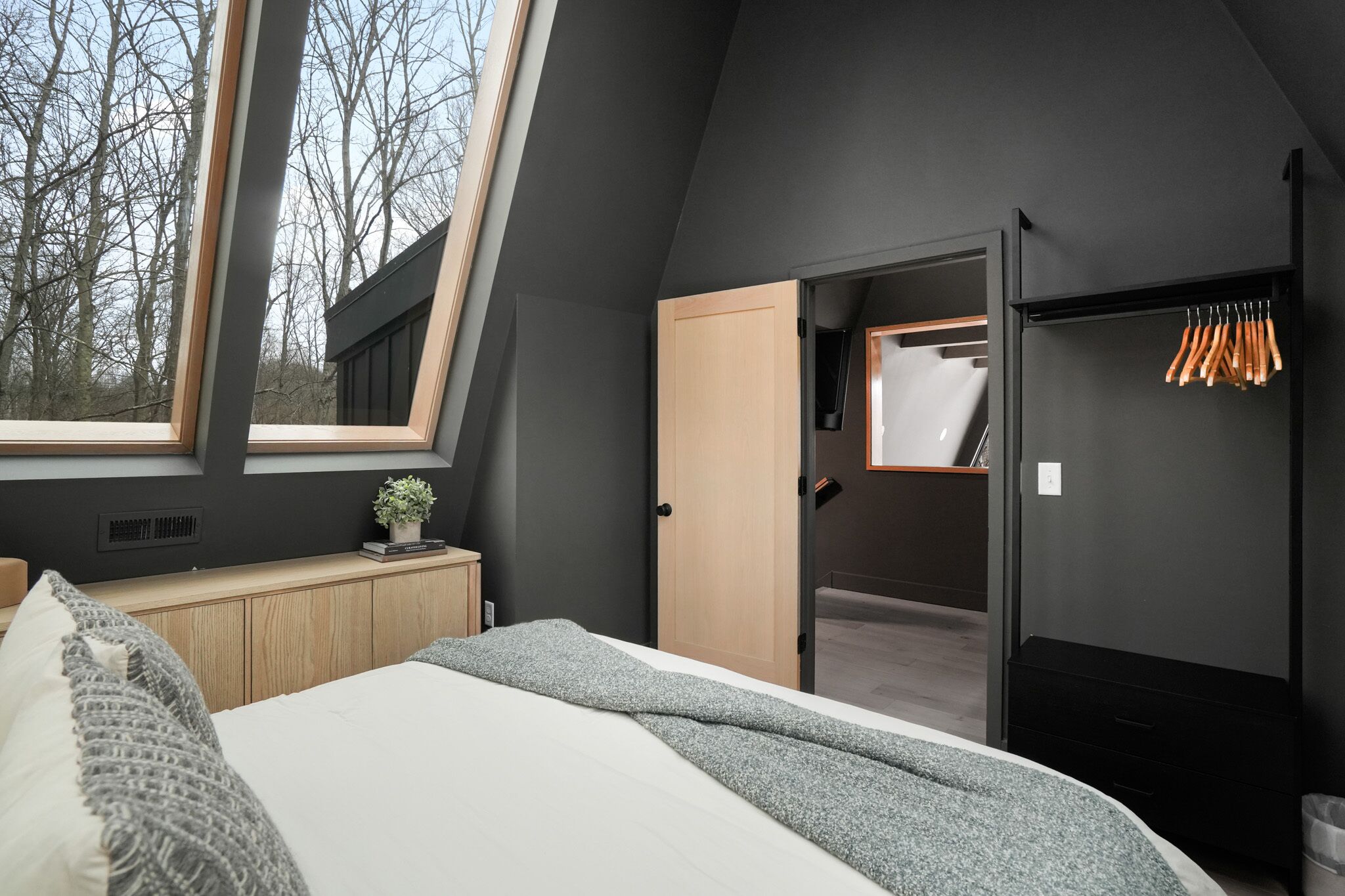 Tabla de planchar con plancha, wifi gratis y ropa de cama 