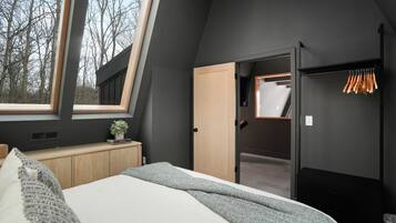 Tabla de planchar con plancha, wifi gratis y ropa de cama