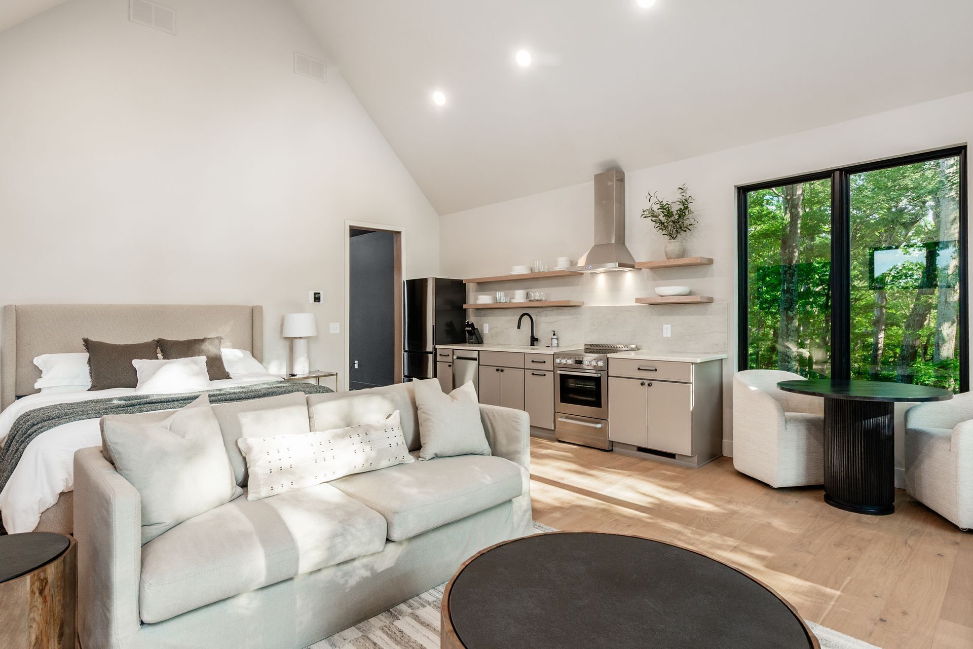 Tabla de planchar con plancha, wifi gratis y ropa de cama 