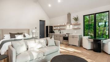 Tabla de planchar con plancha, wifi gratis y ropa de cama