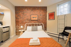 Iron/ironing board, WiFi, bed sheets - Cozy Garden Level Studio (Boston)