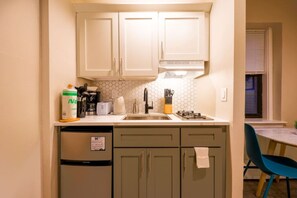 Horno, placa de cocina, cafetera o tetera y tostadora