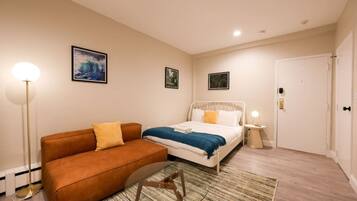 Strykjärn/strykbräda, wi-fi och sängkläder