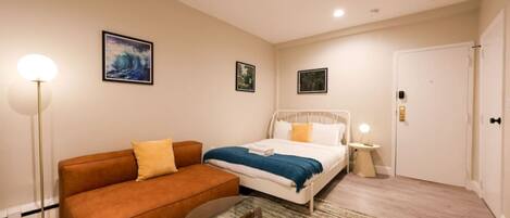 Tabla de planchar con plancha, wifi y ropa de cama