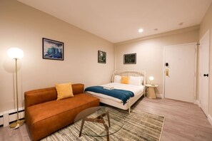 Iron/ironing board, WiFi, bed sheets - Stylish Studio in South End (Boston)