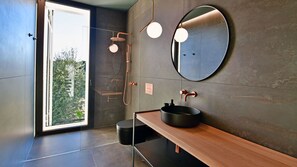 Shower, bidet, towels - VILLA SPECCHIO DI MARE (Polignano a Mare)