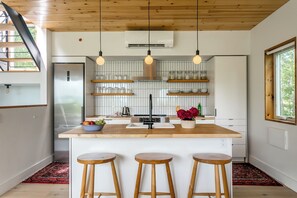 Een koelkast, een microgolfoven, een oven, een kookplaat