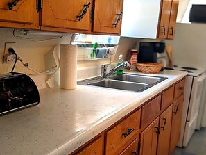 Jääkaappi, mikroaaltouuni, uuni, liesi