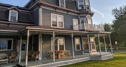 Peaceful 2-bedroom apartment with AC in charming Canaan