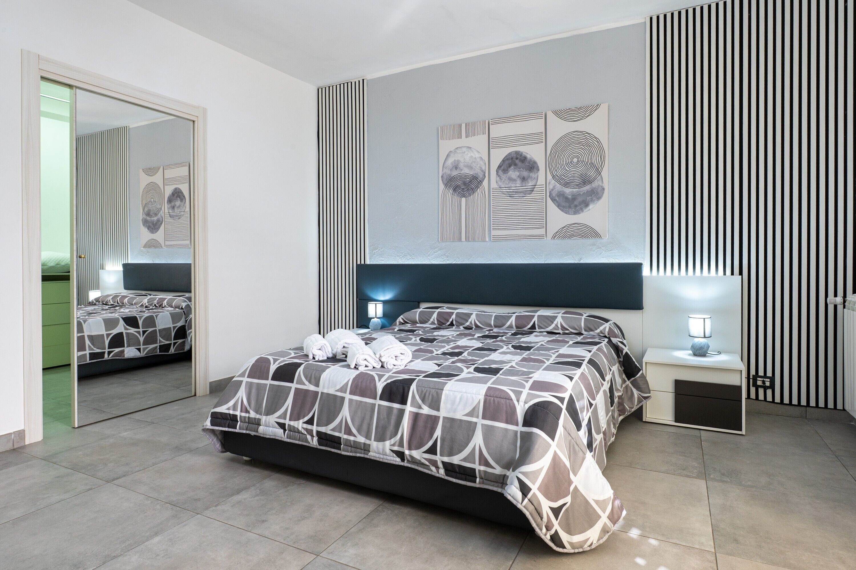 2 chambres, bureau, système d’insonorisation, fer et planche à repasser