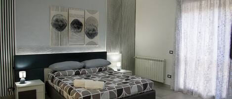 2 chambres, bureau, systĂšme dâinsonorisation, fer et planche Ă repasser