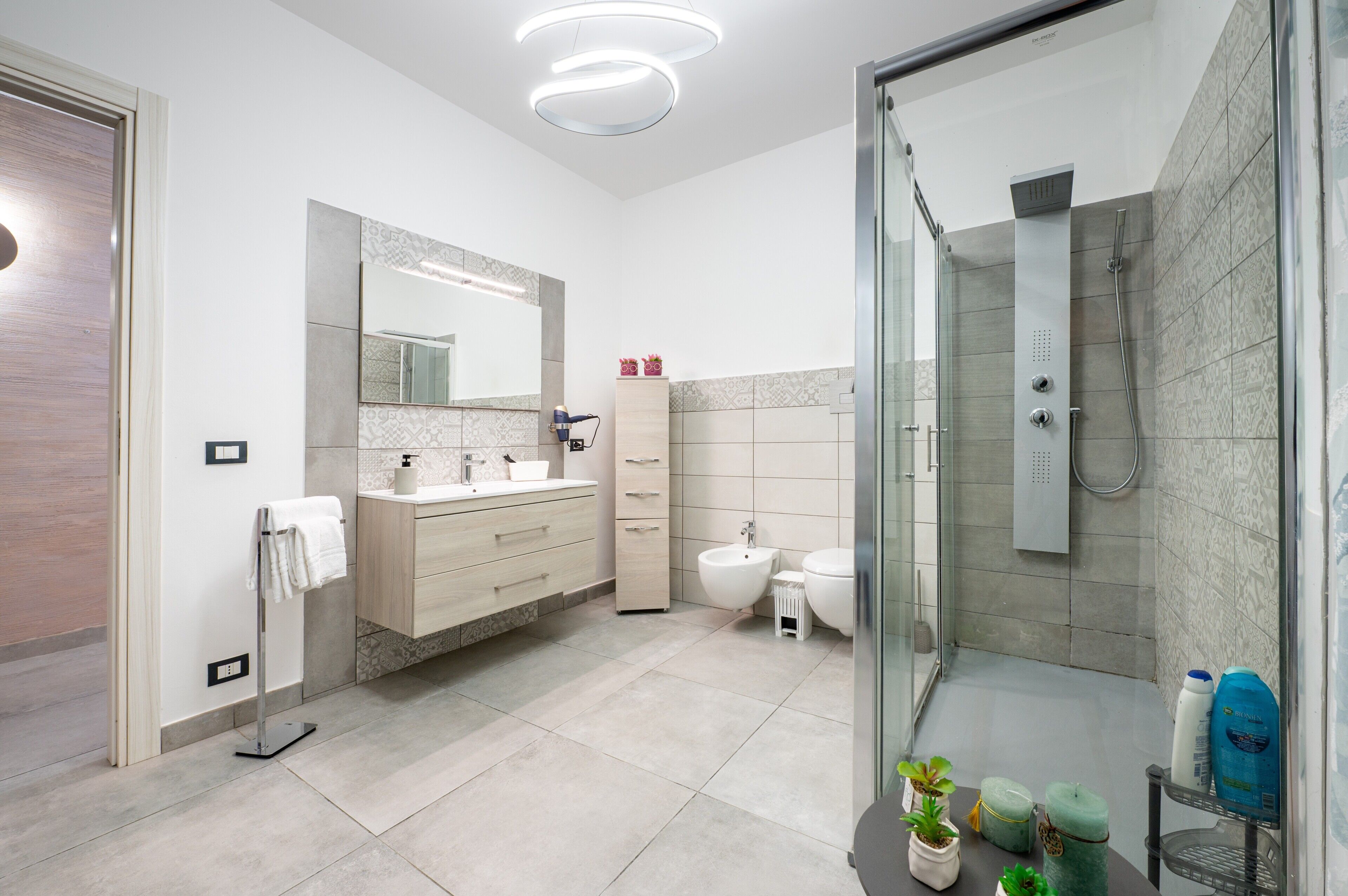 Dusche, kostenlose Toilettenartikel, Haartrockner, Bademäntel