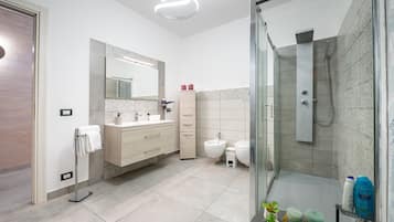 Dusche, kostenlose Toilettenartikel, Haartrockner, BademÀntel