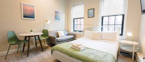 Tabla de planchar con plancha, wifi y ropa de cama