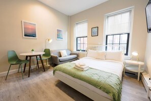 Tabla de planchar con plancha, wifi y ropa de cama 