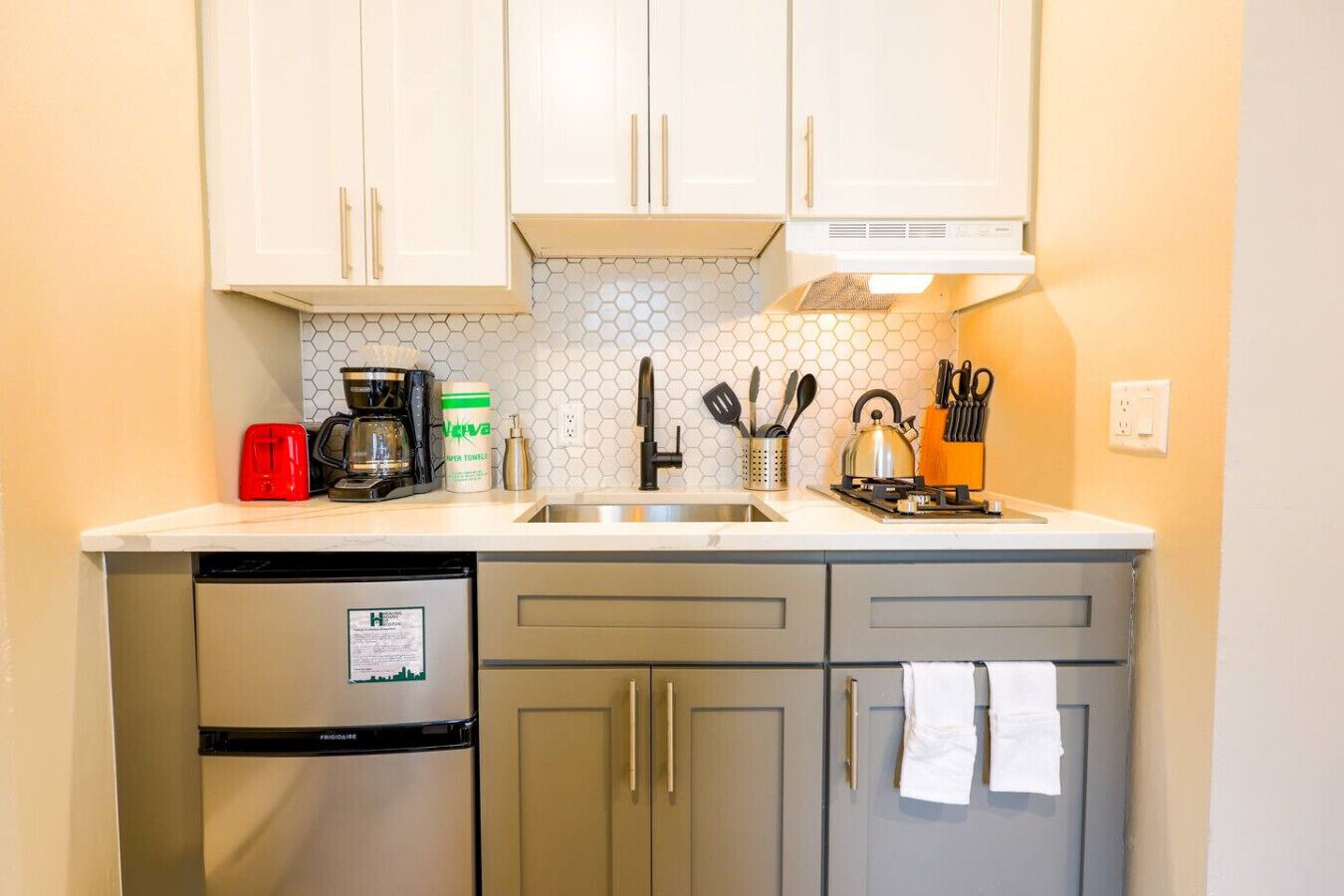 Ovn, kokeplater, kaffetrakter/tekoker og brødrister