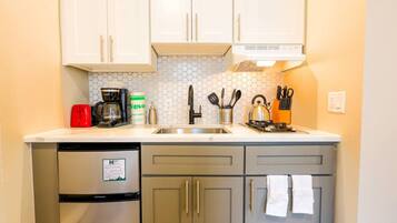 Ovn, kokeplater, kaffetrakter/tekoker og brødrister