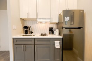 Oven, stovetop, coffee/tea maker, toaster - Spacious and Bright Studio (Boston)