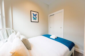Tabla de planchar con plancha, wifi y ropa de cama 