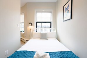 Iron/ironing board, WiFi, bed sheets - Spacious and Bright Studio (Boston)