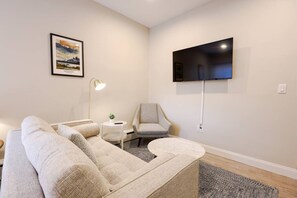 TV - Bold & Spacious Studio | Back Bay (Boston)