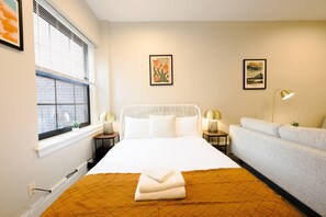 Tabla de planchar con plancha, wifi y ropa de cama 