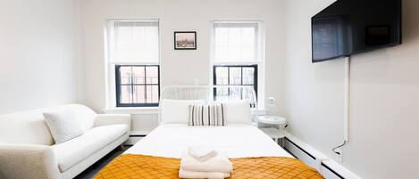 Tabla de planchar con plancha, wifi y ropa de cama