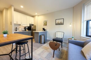 TV - Spacious Studio | Prudential Area (Boston)