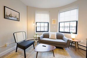 TV - Spacious Studio | Prudential Area (Boston)