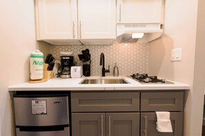 Ofen, Herdplatte, Wasserkocher mit Kaffee-/Teezubehör, Toaster