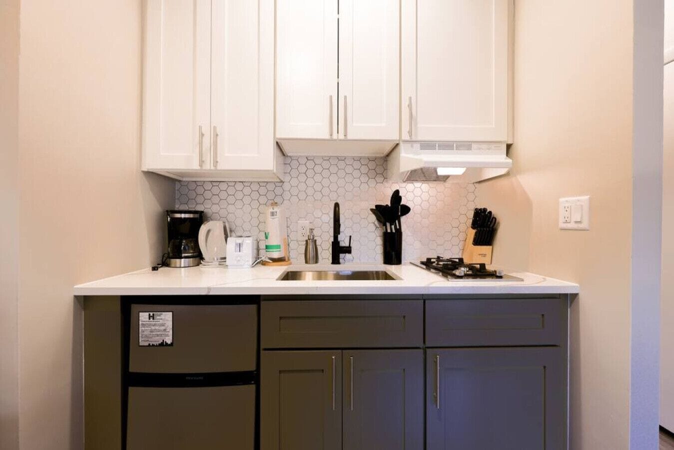 Ofen, Herdplatte, Wasserkocher mit Kaffee-/Teezubehör, Toaster