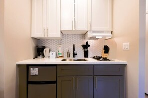 Ofen, Herdplatte, Wasserkocher mit Kaffee-/Teezubehör, Toaster