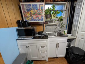 Refrigerador, microondas, cafetera y tetera y tetera eléctrica 