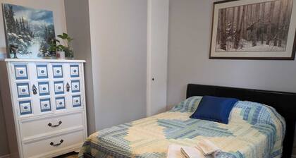 Cozy 1-bedroom in a great location, very close to the hospital and schools.
