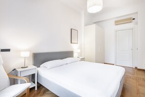 2 habitaciones, escritorio y tabla de planchar con plancha 