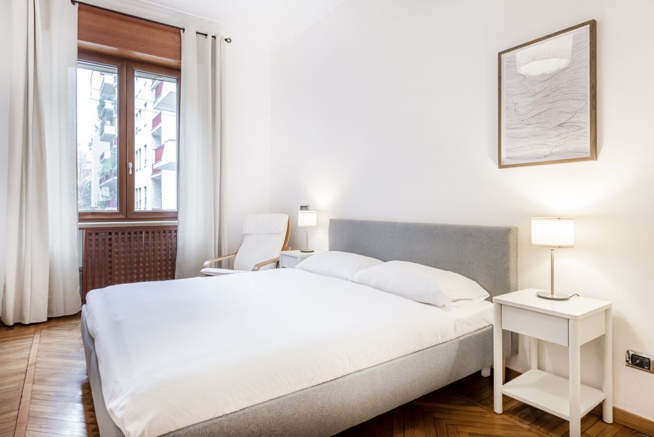 Bureau, fer et planche à repasser