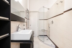 Shower, bidet, towels, shampoo - Easylife - Milano - Lovanio 10 - Brera (Milano)
