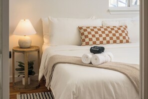 5 chambres, fer et planche à repasser, lit de bébé portatif
