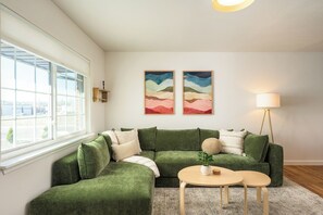 TV connectée, jeux vidéo, baby-foot, chaîne hi-fi