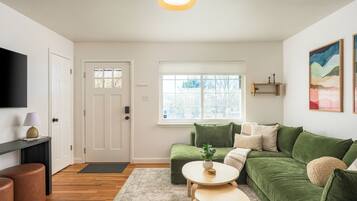 Älytelevisio, videopelejä, pöytäjalkapallopöytä, stereot