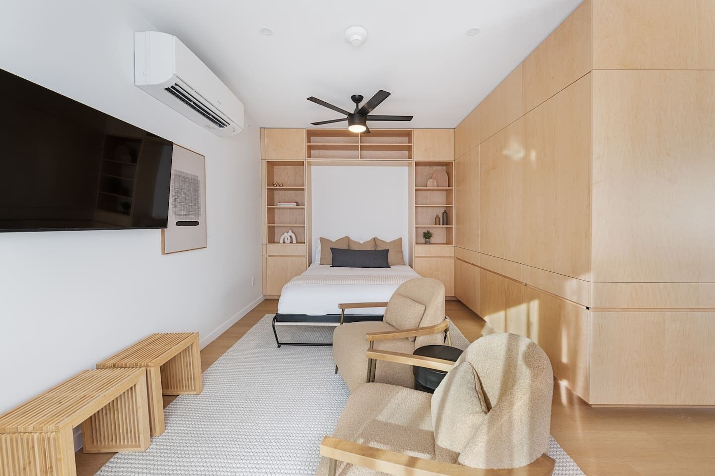 Escritorio, tabla de planchar con plancha, cuna de viaje y wifi 