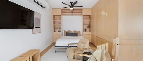 Escritorio, tabla de planchar con plancha, cuna de viaje y wifi