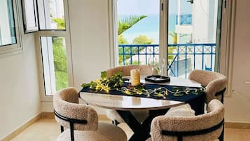 ์ํํธ, ์นจ์ค 1๊ฐ, ํก์ฐ, ๋ฐ์ฝ๋ | ๋ค์ด๋๋ฃธ