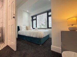 Classic Double Room, Non Smoking, Private Bathroom - Ensuite Rooms Near Heathrow (West Drayton)