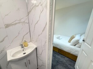 Superior Double Room, Private Bathroom - Ensuite Rooms Near Heathrow (West Drayton)